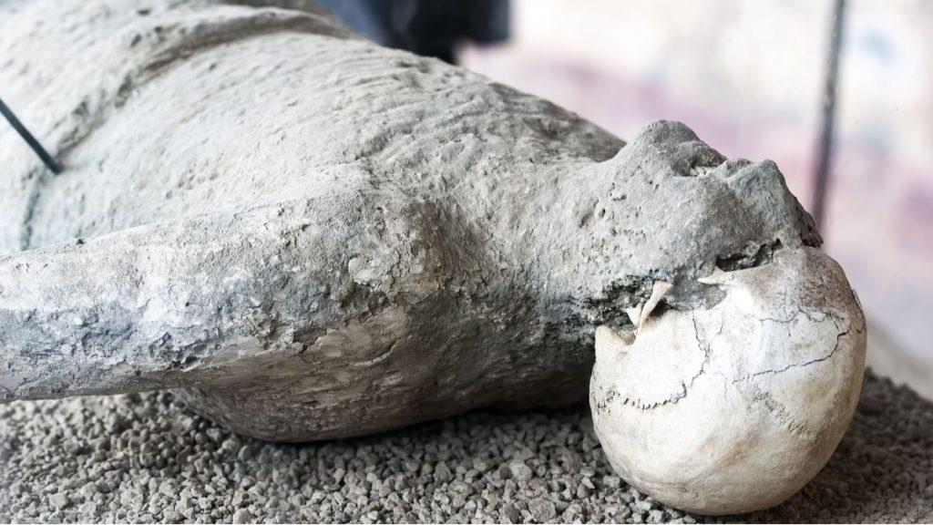 Les cadavres de Pompéi que les cendres ont conservés sont enduits de plâtre liquide