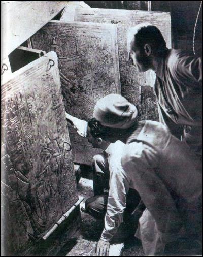 Ouverture du sarcophage du tombeau de Toutankhamon