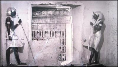 Les deux statues et la porte de la chambre du cercueil de Toutankhamon