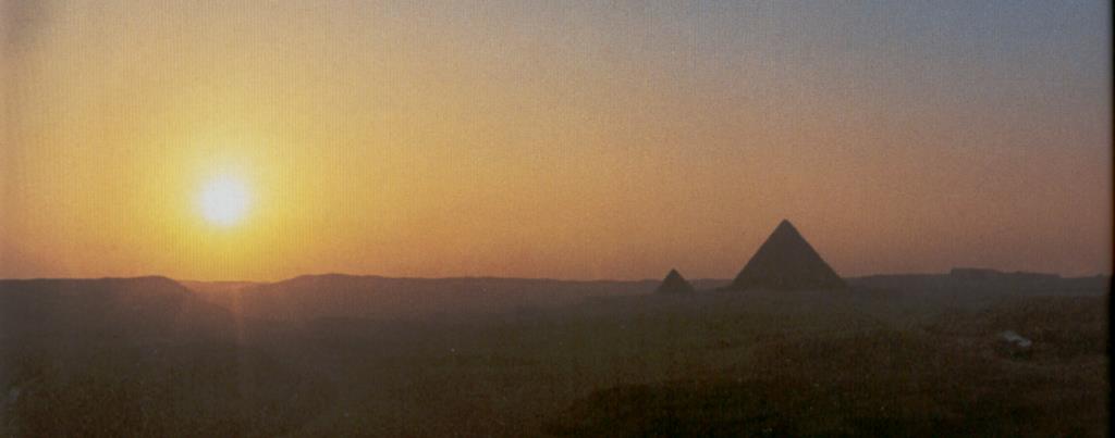 Les pyramides d'Egypte, brillantes comme des miroirs