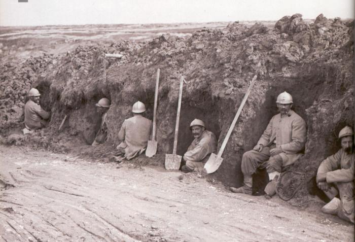 Ce sont les soldats eux mêmes qui, dès 1914, imposèrent le creusement de tranchées.