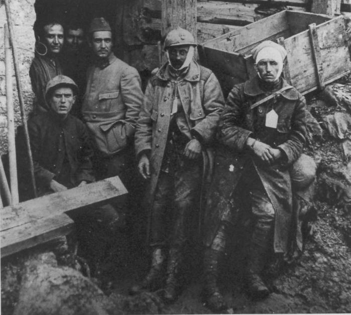 Un poste de secours à Verdun est établi à flanc de coteau, à cent mètres de la ferme de Thiaumont.