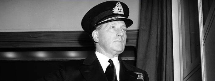 Sir Percy commença par convaincre le gouvernement de donner la priorité à la construction de nouveaux navires et d'avions destinés à soutenir l'action des forces maritimes