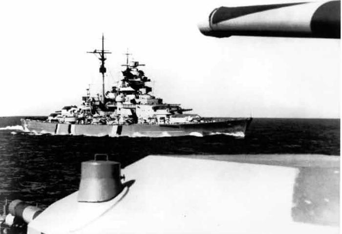 Le Bismarck et le Prinz Eugen se séparent après avoir coulé le Hood