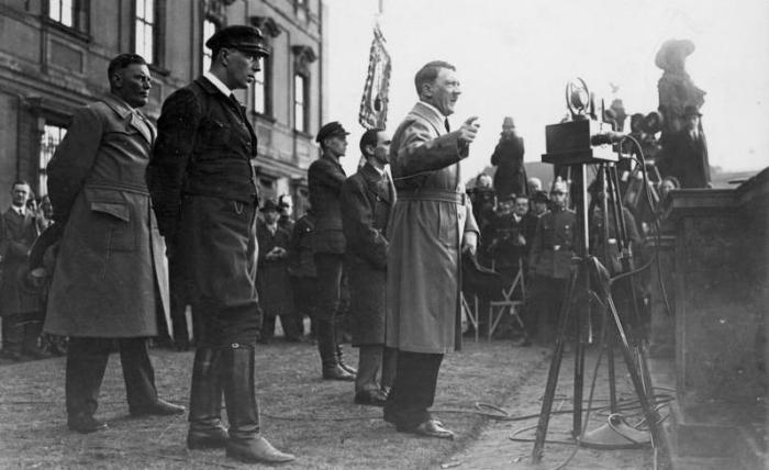 Hitler, chef du parti nazi pendant un discours