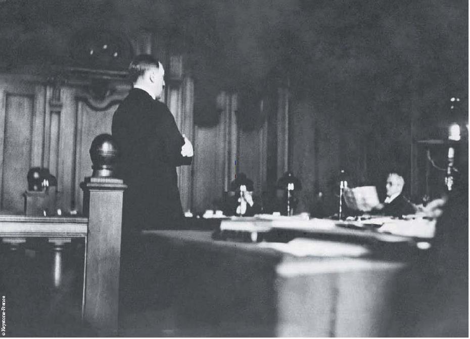 Le procès qui suit le putsch de Munich par Hitler est conduit par un tribunal spécial et dure vingt-quatre jours