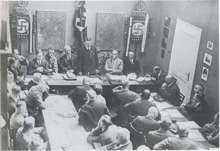 Hitler adhère au parti des travailleurs Le parti des travailleurs allemands fit une forte impression sur Hitler quand il assista pour la première fois, le 12 septembre 1919, à l'une de ses réunions
