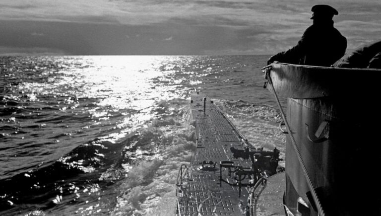 Entre septembre 1939 et mai 1943, les U-Boote livrent une guerre sans merci contre les convois alliés pendant la bataille de l'Atlantique.