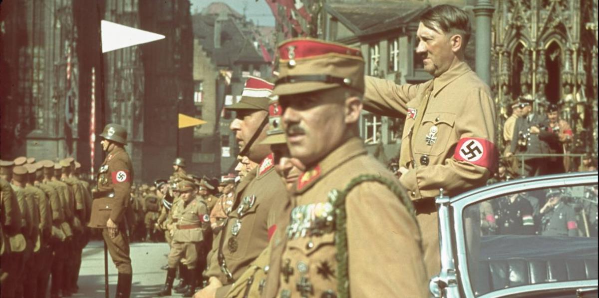 Voici l'histoire de l'ascension de Hitler, de sa prise de pouvoir et de l'impitoyable façon dont il fit de son pays la puissance qui allait dominer l'Europe.