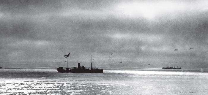 L'Amirauté prise de panique par l'arrivée du Tirpitz ordonna au convoi PQ-17 de se disperser