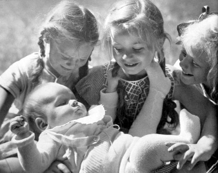 La politique de l'Etat nazi pour la famille encourage les jeunes filles à mettre au monde beaucoup d'enfants