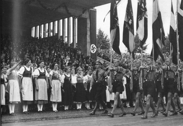 Travailler pour le régime nazi dans les jeunesses hitlériennes