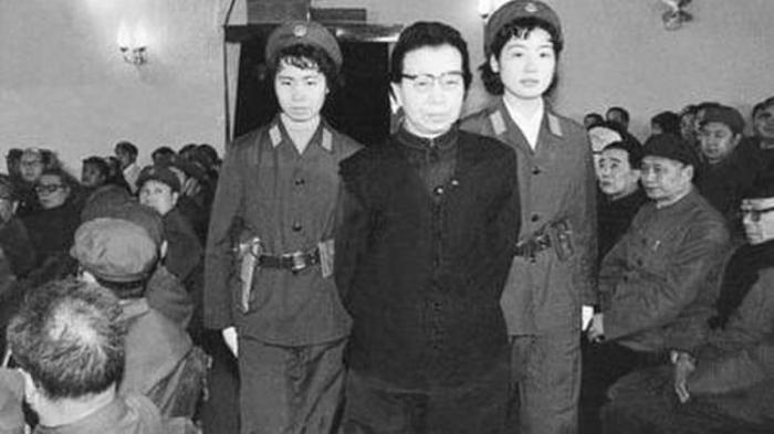 Quand Jiang Qing devient la quatrième épouse de Mao, le président lui intime de se tenir à l'écart de toute vie politique publique.