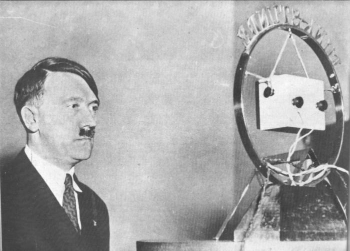 Hitler annonce à la radio qu'il vient de lancer la puissance militaire de l'Allemagne contre l'agresseur.