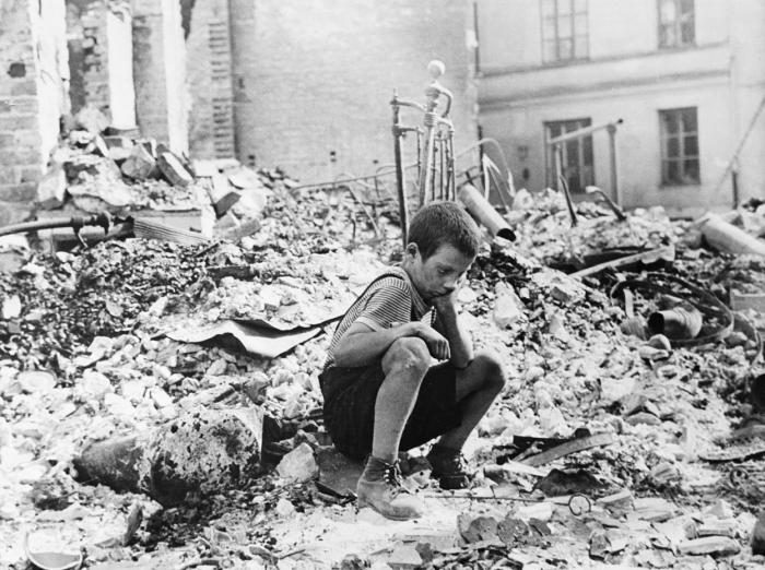 Le 14 septembre1939, les blindés et l’infanterie de la Wehrmacht avaient encerclé Varsovie et la population se mit à fortifier la ville
