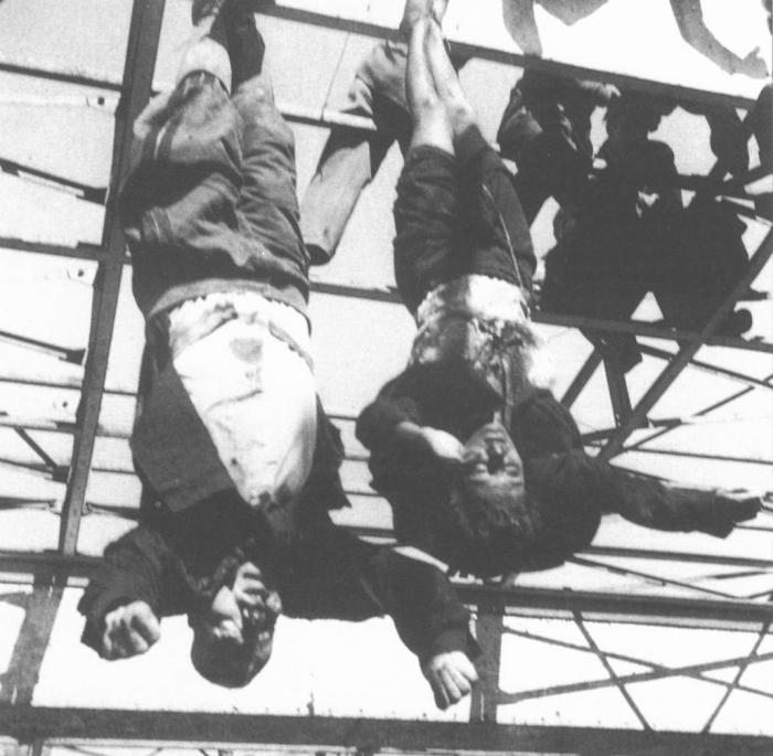 Mussolini et Clara Petacci sont abattus à la lisière du village de Mezzagra