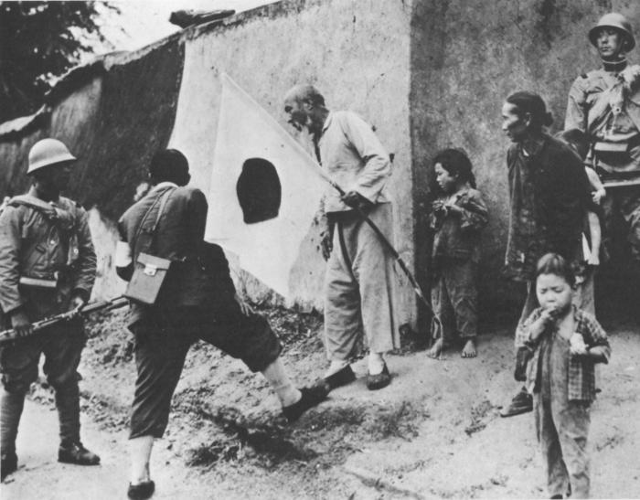 Entrés dans Nankin le 13 décembre, les soldats japonais pillent, violent et tuent sans qu’à aucun moment leur commandement cherche à limiter leurs débordements